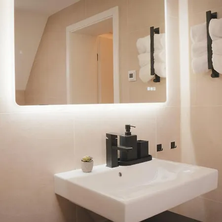 140qm Luxurioeses Penthouse Mitten In Schwaebisch Gmuend, 70qm Dachterrasse & Top-lage, Mit Whirpool, Jetzt Buchen! Schwaebisch Gmuend