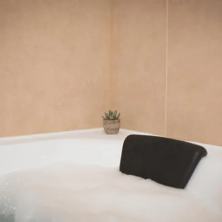 140qm Luxurioeses Penthouse Mitten In Schwaebisch Gmuend, 70qm Dachterrasse & Top-lage, Mit Whirpool, Jetzt Buchen! * Schwäbisch Gmünd