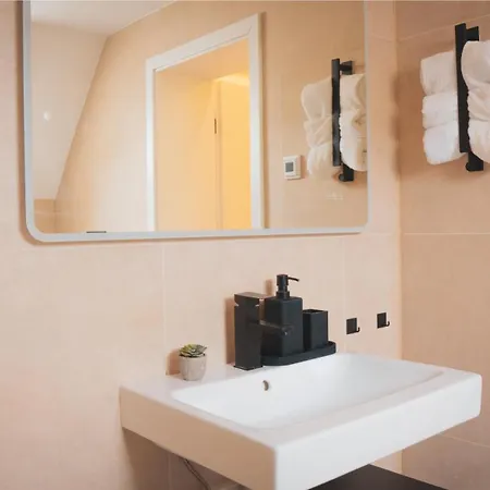 Apartment 140qm Luxurioeses Penthouse Mitten In Schwaebisch Gmuend, 70qm Dachterrasse & Top-lage, Mit Whirpool, Jetzt Buchen!
