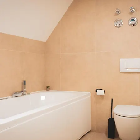 Apartment 140qm Luxurioeses Penthouse Mitten In Schwaebisch Gmuend, 70qm Dachterrasse & Top-lage, Mit Whirpool, Jetzt Buchen! *