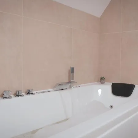 140qm Luxurioeses Penthouse Mitten In Schwaebisch Gmuend, 70qm Dachterrasse & Top-lage, Mit Whirpool, Jetzt Buchen! Apartment Schwaebisch Gmuend